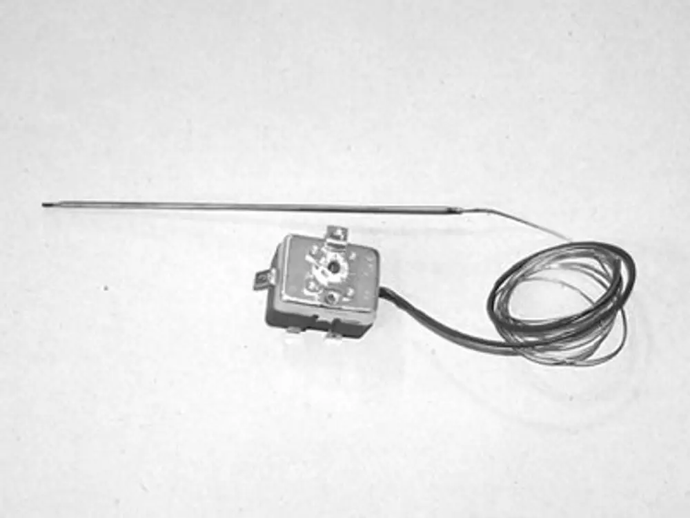 Remeha Rauchgasthermostat mit einem langen Sensorstab und verbindendem Kabel, geeignet zur Überwachung von Rauchgastemperaturen bis 300°C.